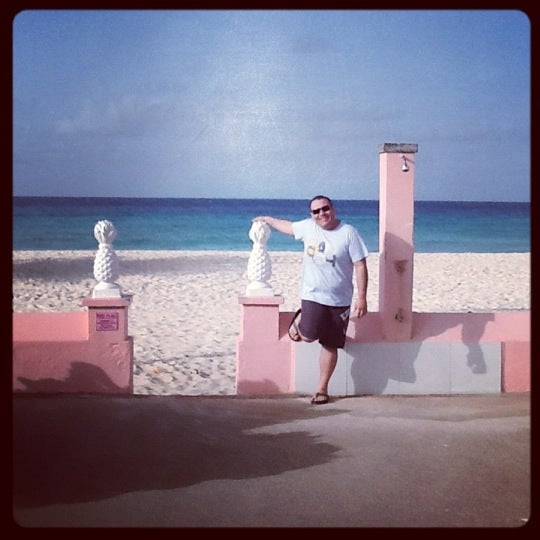 Foto diambil di Southern Palms Beach Club oleh Junior V. pada 6/18/2012