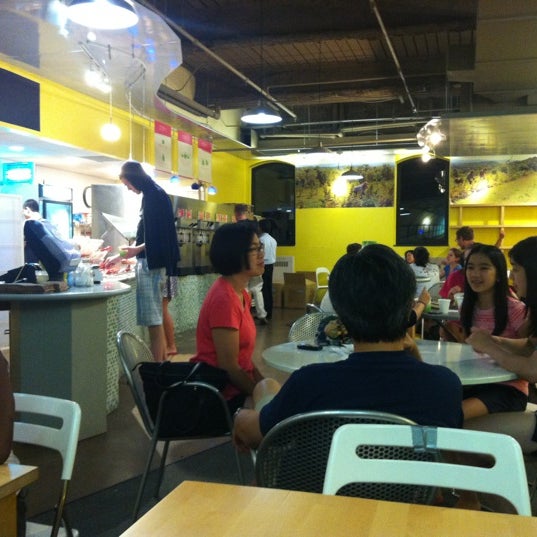 Photo taken at Razzy Fresh by Sunghoon L. on 8/24/2012