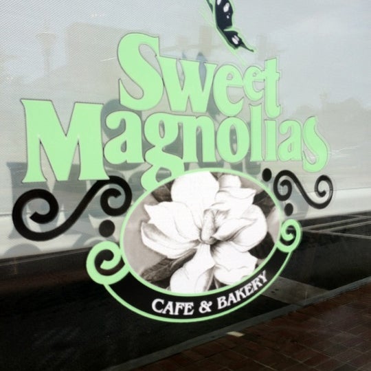 Foto scattata a Sweet Magnolia&#39;s Cafe &amp; Bakery da Barbie L. il 7/6/2012