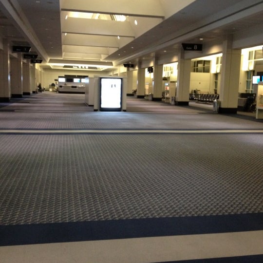Foto tirada no(a) Lehigh Valley International Airport (ABE) por Tim B. em 3/30/2012