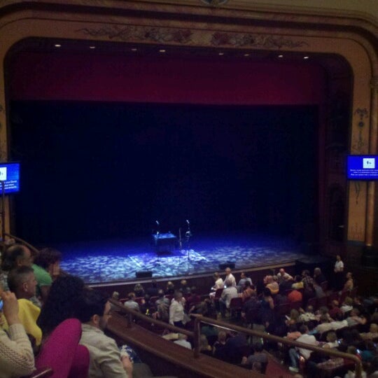Das Foto wurde bei The Grand Opera House von Gee H. am 7/13/2012 aufgenommen