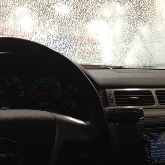 รูปภาพถ่ายที่ Superior Shine Car Wash โดย Leart M. เมื่อ 4/2/2012