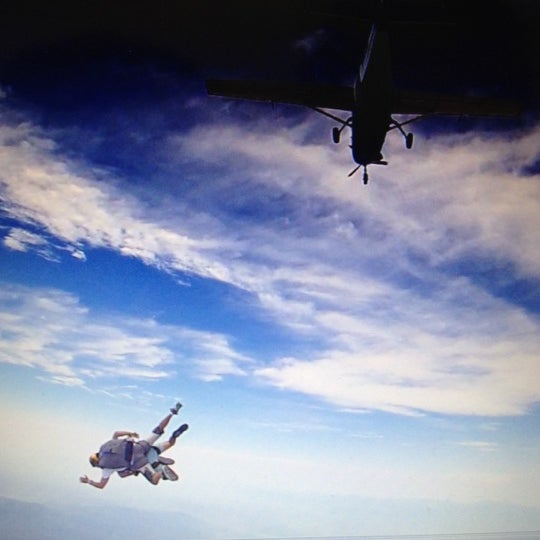 Foto tirada no(a) Skydive Elsinore por Matthew H. em 7/12/2012