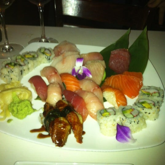 Снимок сделан в Sushi Room - A Sake Lounge пользователем Rich D. 6/10/2012