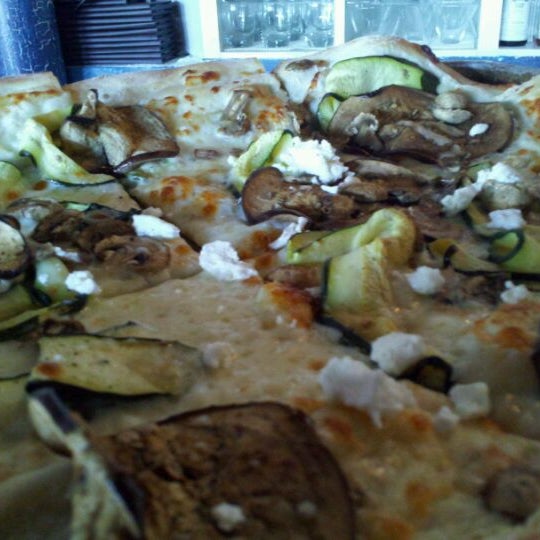 Das Foto wurde bei Ducali Pizzeria &amp; Bar von Ted H. am 4/27/2012 aufgenommen
