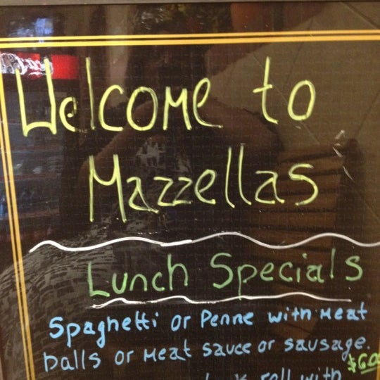 Das Foto wurde bei Mazzella&#39;s Italian Restaurant von Venecia L. am 3/22/2012 aufgenommen