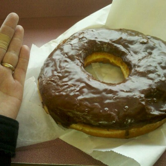 Photo taken at Dat Donut by Erwin Brian E. on 2/7/2012