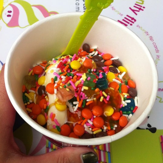 รูปภาพถ่ายที่ Menchie&#39;s โดย Katie D. เมื่อ 8/14/2012