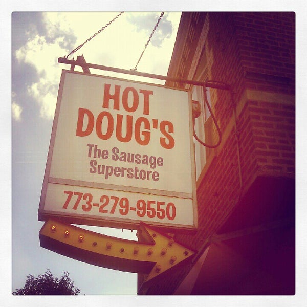 รูปภาพถ่ายที่ Hot Doug&#39;s โดย Andrei S. เมื่อ 8/25/2012