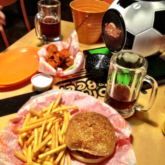 California Wings and Beer Local de alitas en Monraz