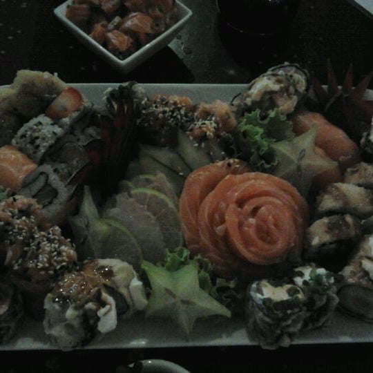 รูปภาพถ่ายที่ Sensei Lounge Sushi โดย Claudia S. เมื่อ 5/3/2012