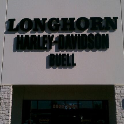 Foto tirada no(a) Longhorn Harley-Davidson por Raine D. em 3/3/2012