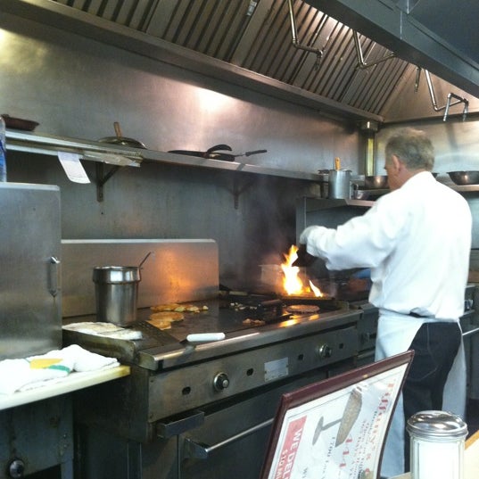 รูปภาพถ่ายที่ Vickie&#39;s Diner โดย @JDannan เมื่อ 6/28/2012