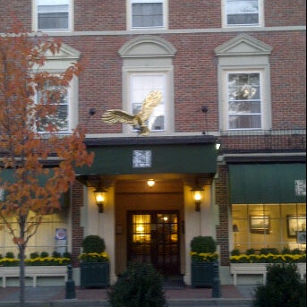 รูปภาพถ่ายที่ Hawthorne Hotel โดย Naureen K. เมื่อ 11/8/2011