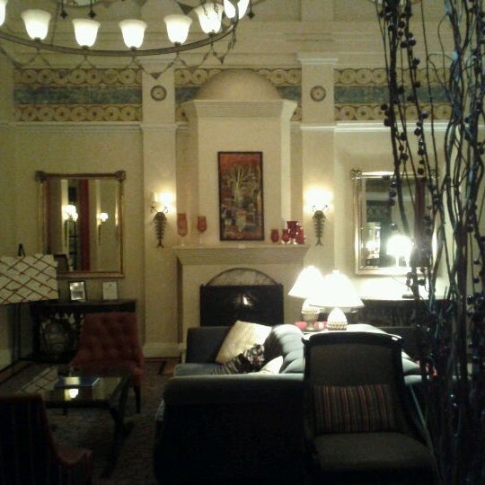 Снимок сделан в Kimpton Hotel Monaco Seattle пользователем J H. 11/1/2011