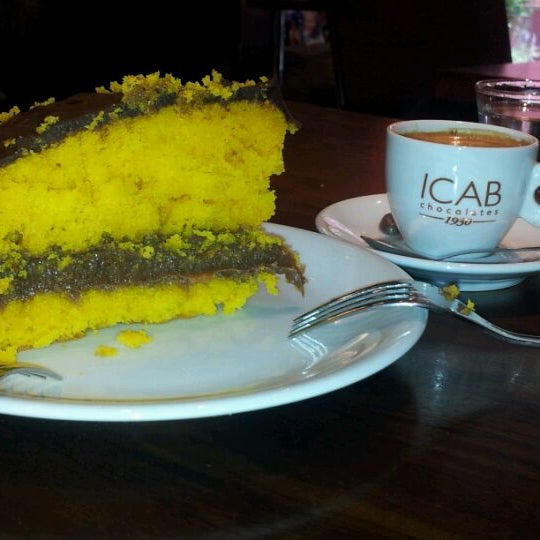 Photo taken at Icab Chocolate Gourmet by Leonardo O. on 11/18/2011