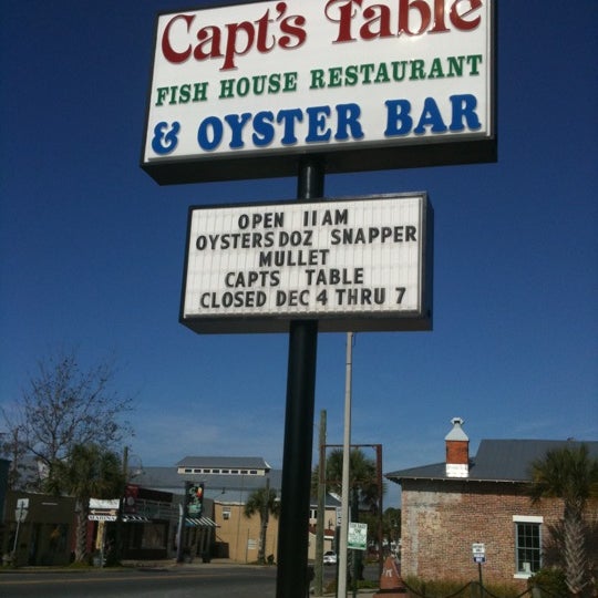 รูปภาพถ่ายที่ Captain&#39;s Table Fish House Restaurant โดย Mike C. เมื่อ 12/6/2011