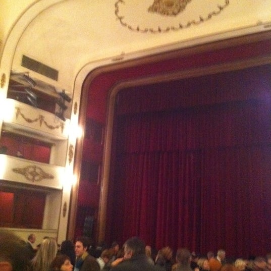 1/28/2011 tarihinde Andyziyaretçi tarafından Teatro Nuovo'de çekilen fotoğraf