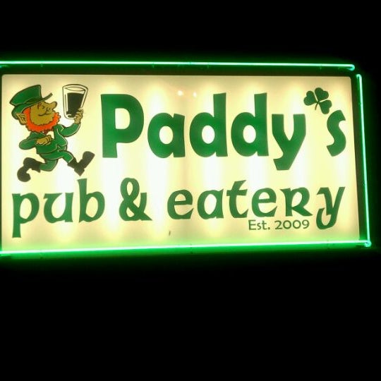 Foto scattata a Paddy&#39;s Pub &amp; Eatery da Jason R. il 12/31/2011