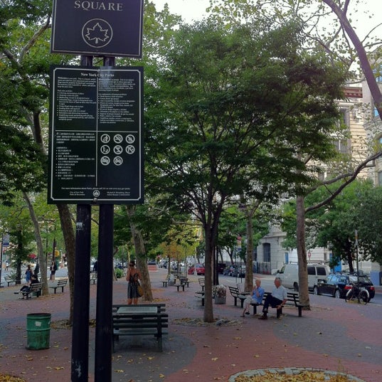 Das Foto wurde bei SoHo Square Park von Anthony L. am 7/10/2012 aufgenommen