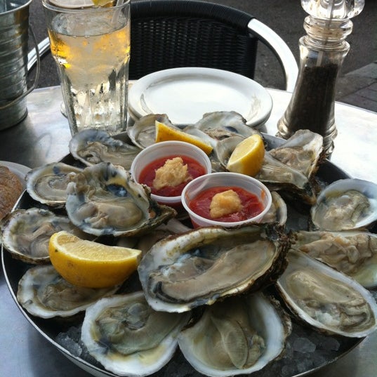 1/28/2012 tarihinde Chrisziyaretçi tarafından J &amp; J Seafood Bar'de çekilen fotoğraf