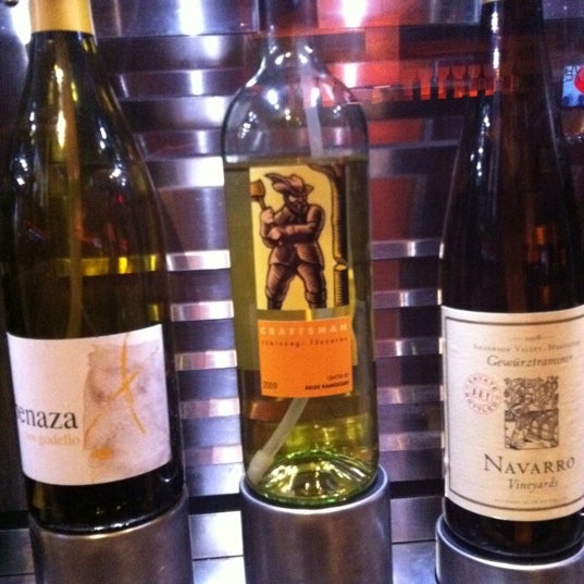Foto diambil di Pourtal Wine Tasting Bar oleh Lennie A. pada 2/21/2011