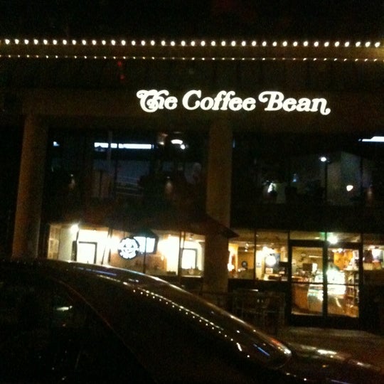 Снимок сделан в The Coffee Bean &amp; Tea Leaf пользователем jo ann q. 11/17/2011