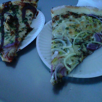 Foto scattata a Grey Block Pizza da Cymone S. il 10/3/2011
