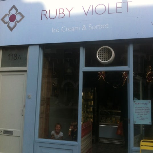 Photo taken at Ruby Violet by Sela Y. on 8/21/2012