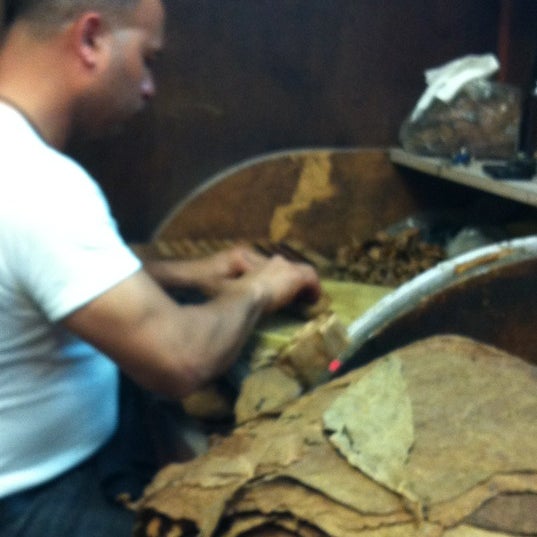 Das Foto wurde bei Martinez Handmade Cigars von Suri R. am 6/22/2012 aufgenommen