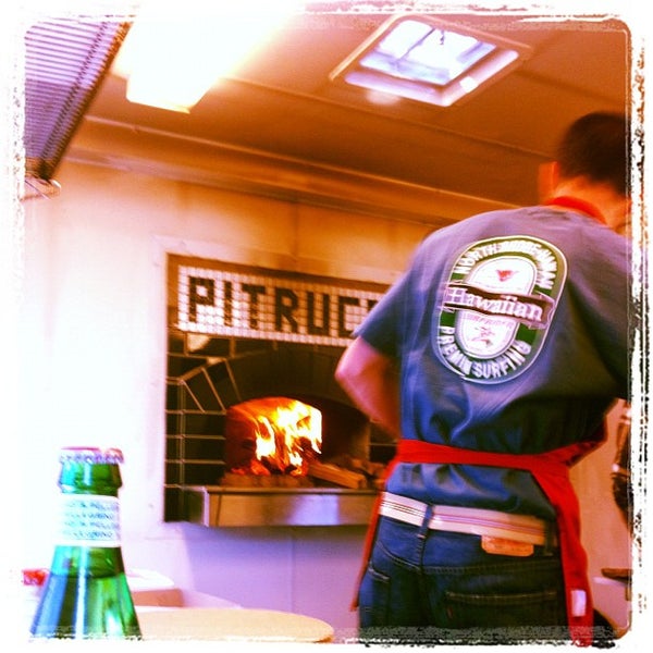 Das Foto wurde bei Pitruco Mobile Wood-Fired Pizza von Andy S. am 2/1/2012 aufgenommen