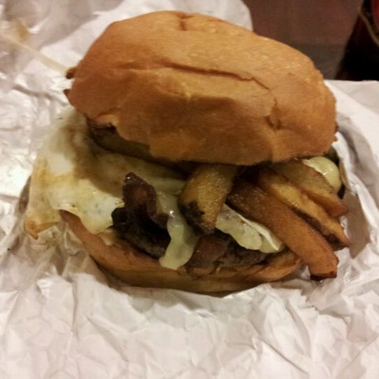 รูปภาพถ่ายที่ Blue Moon Burgers Fremont โดย dan s. เมื่อ 1/28/2012