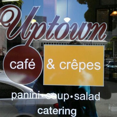รูปภาพถ่ายที่ Uptown Cafe &amp; Crepes โดย Clayton S. เมื่อ 8/15/2011