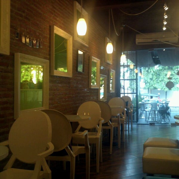 Foto scattata a Brown Berry Cafe &amp; Workspace (บราวน์เบอร์รี่) da wern il 1/23/2012
