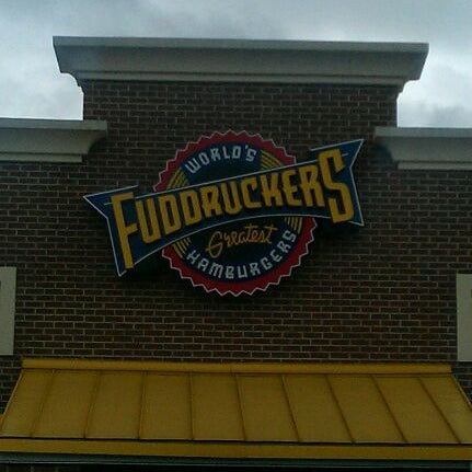 รูปภาพถ่ายที่ Fuddruckers โดย Ed L. เมื่อ 9/27/2011