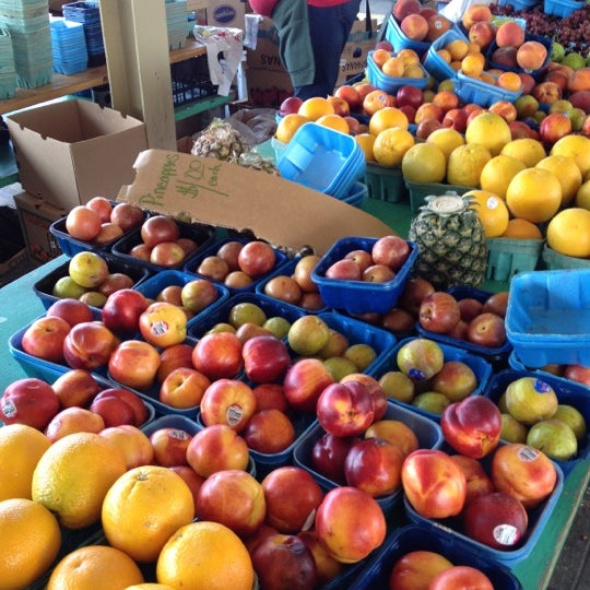8/11/2012 tarihinde Nadine B.ziyaretçi tarafından Minneapolis Farmers Market Annex'de çekilen fotoğraf