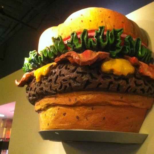Foto tirada no(a) Indulge Burgers &amp; More por Paul B. em 5/13/2012