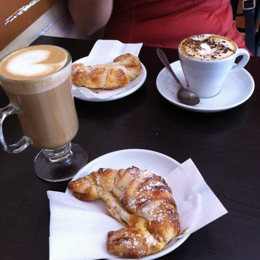 Foto scattata a Caffè San Simeon da snooches m. il 6/30/2012