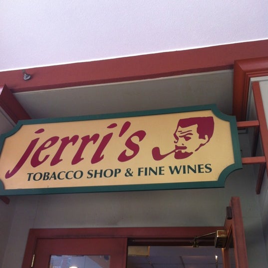 Das Foto wurde bei Jerri&#39;s Tobacco Shop &amp; Fine Wine von Will D. am 8/18/2012 aufgenommen