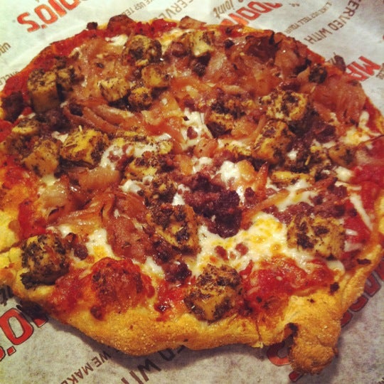 Foto scattata a Uncle Maddio&#39;s Pizza Joint da Monica R. il 8/10/2012