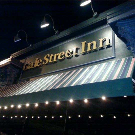 Снимок сделан в Gale Street Inn пользователем Helena J. 8/3/2012