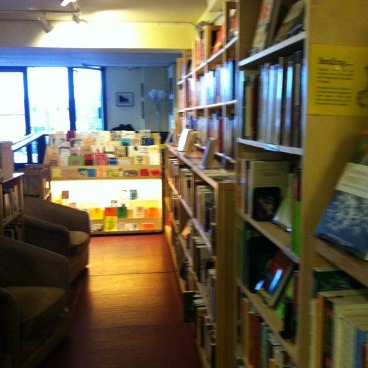 Foto diambil di Firestorm Cafe &amp; Books oleh Mandy R. pada 4/23/2012