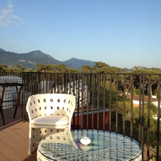 5/19/2012 tarihinde Darrin W.ziyaretçi tarafından 67 Sky Lounge Bar Principe Forte Dei Marmi'de çekilen fotoğraf
