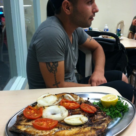 Снимок сделан в Nahrain Fish &amp; Chicken Grill пользователем Cristiano H. 10/17/2011