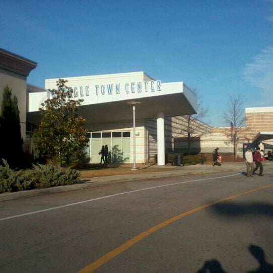 รูปภาพถ่ายที่ Triangle Town Center Mall โดย Mikey C. เมื่อ 12/3/2011