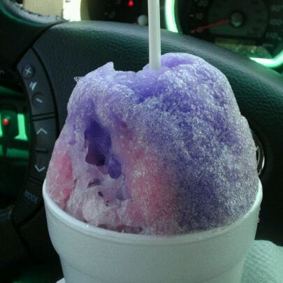 Photo taken at Buzzles Shaved Ice by Treyci on 9/5/2011