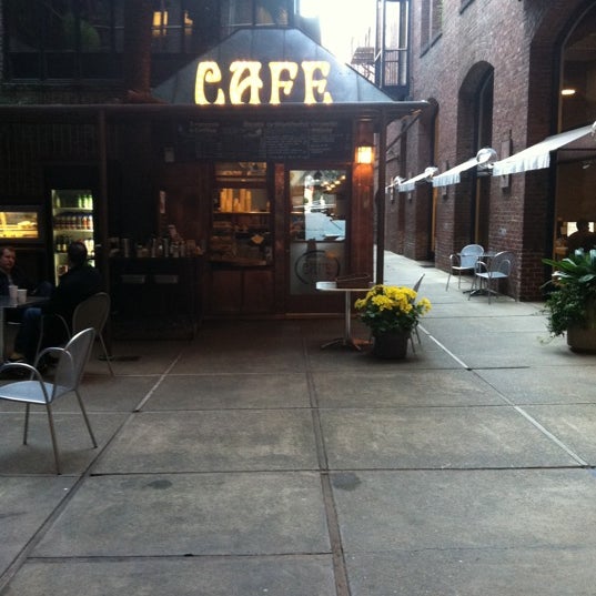 Foto tirada no(a) Jackson Place Cafe por Emery em 1/12/2012