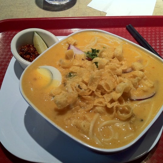Foto diambil di Sapphire Asian Cuisine &amp; Lounge oleh Richard H. pada 6/2/2011