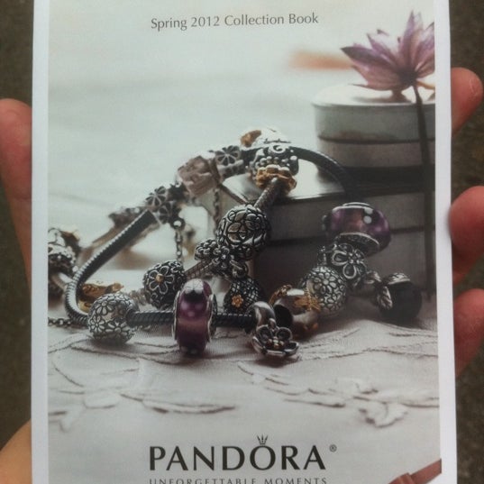 Foto tomada en Pandora Jewelry  por D K. el 4/1/2012