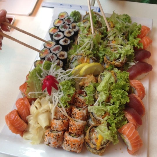 รูปภาพถ่ายที่ Sashimi Sushi Lounge โดย Andrew เมื่อ 7/4/2012